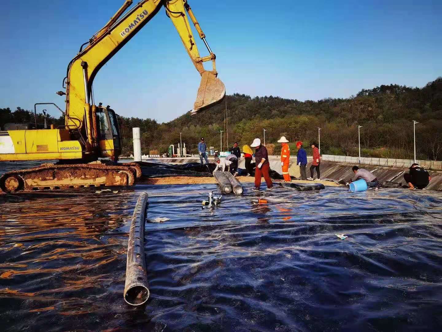 垃圾填埋場(chǎng)覆蓋膜工程施工中